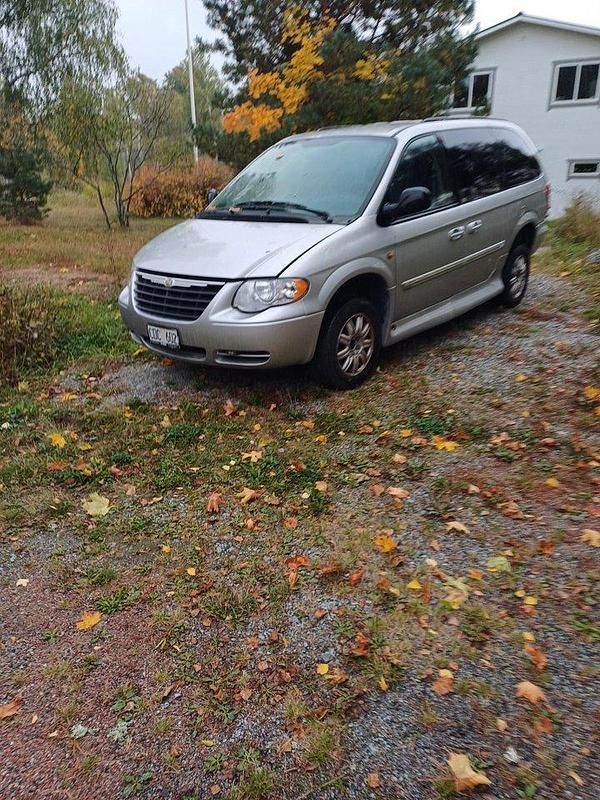 Grå Begagnad 2007 Chrysler Town & Country Minibuss | 59 000 kr - Bild 1/4