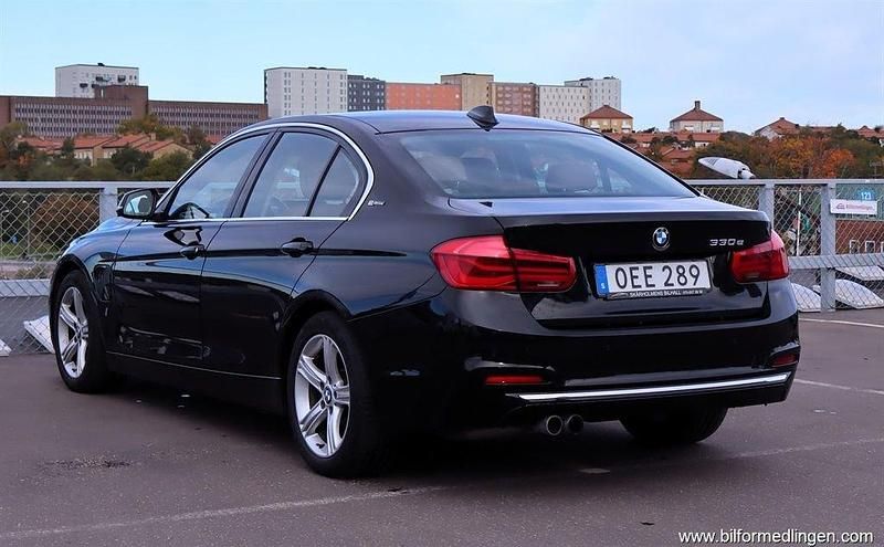 Begagnad BMW 330e Luxury Line 184 HK (135 kW) 2016 Svart Sedan