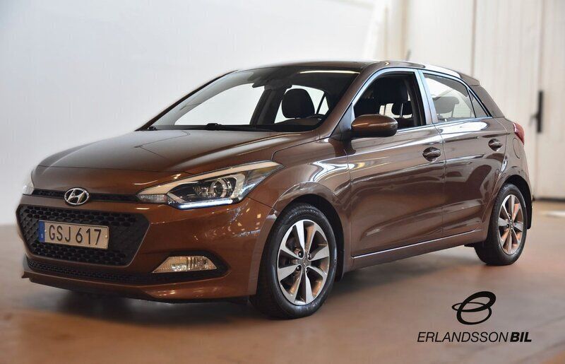Brun Begagnad 2015 Hyundai i20 Premium Halvkombi | 109 900 kr (Marknadspris) - Bild 1/4