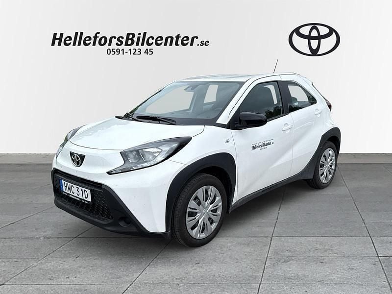 Vit Begagnad 2024 Toyota Aygo X X-play SUV | 189 500 kr (Marknadspris) - Bild 1/4