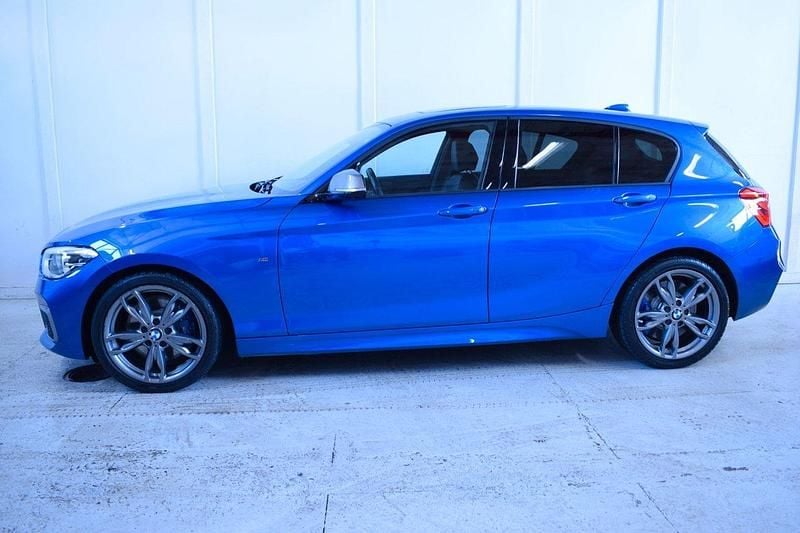 Blå Begagnad 2016 BMW M135 Shadowline Halvkombi | 299 900 kr (Marknadspris) - Bild 1/4