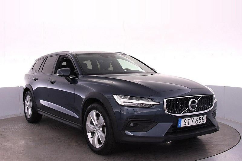Mörkblå (mblå) Begagnad 2019 Volvo V60 CC Kombi | 319 000 kr (Marknadspris) - Bild 1/4