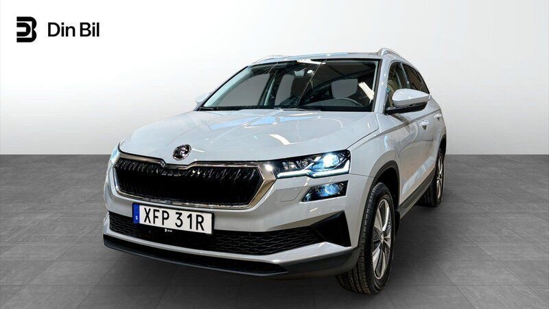 Grå Begagnad 2023 Skoda Karoq Style SUV | 329 900 kr (Marknadspris) - Bild 1/4