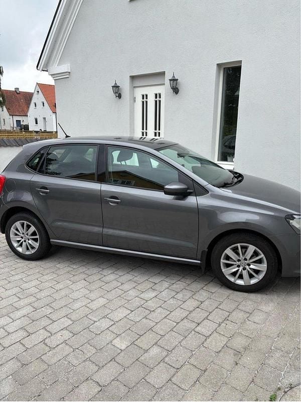 Grå Begagnad 2015 VW Polo Halvkombi | 79 900 kr (Marknadspris) - Bild 1/4