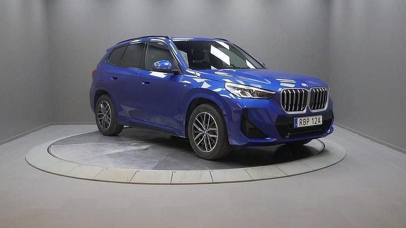 Blå Begagnad 2024 BMW X1 Shadowline SUV | 539 000 kr (Lite dyr) - Bild 1/4