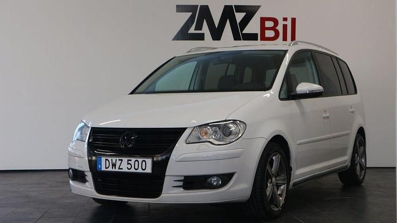 Vit Begagnad 2009 VW Touran R-line Minibuss | 79 900 kr - Bild 1/4