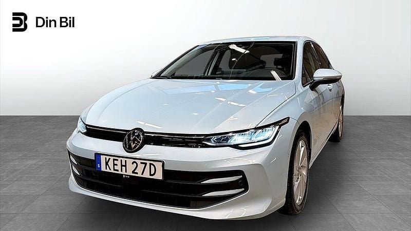 Crystal ice blue metallic Begagnad 2025 VW Golf VIII Edition Halvkombi | 289 900 kr (Bra pris) - Bild 1/4