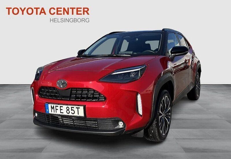 Röd Begagnad 2024 Toyota Yaris Cross Style SUV | 329 900 kr - Bild 1/4