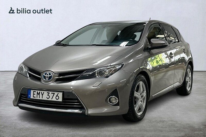 Ljusbrun Begagnad 2014 Toyota Auris Hybrid Executive Halvkombi | 124 900 kr (Marknadspris) - Bild 1/3