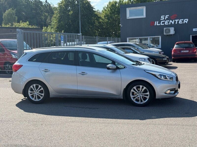 Grå Begagnad 2013 Kia Ceed Sportswagon Comfort Kombi | 64 900 kr (Marknadspris) - Bild 1/4