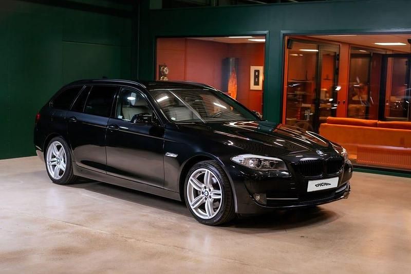 Svart Begagnad 2012 BMW 520 M Sport Kombi | 129 900 kr (Marknadspris) - Bild 1/4