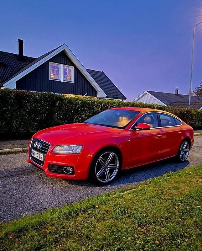 Röd Begagnad 2011 Audi A5 S-Line Sportkupé | 139 000 kr (Lite dyr) - Bild 1/4