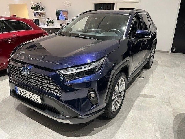 Blå Begagnad 2023 Toyota RAV4 Hybrid Executive SUV | 472 500 kr (Lite dyr) - Bild 1/4