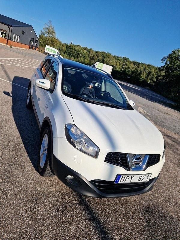 Vit Begagnad 2011 Nissan Qashqai +2 SUV | 59 500 kr (Marknadspris) - Bild 1/4