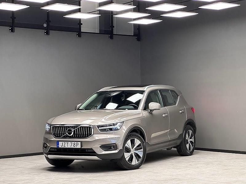 Grå Begagnad 2021 Volvo XC40 Inscription SUV | 319 900 kr (Marknadspris) - Bild 1/3