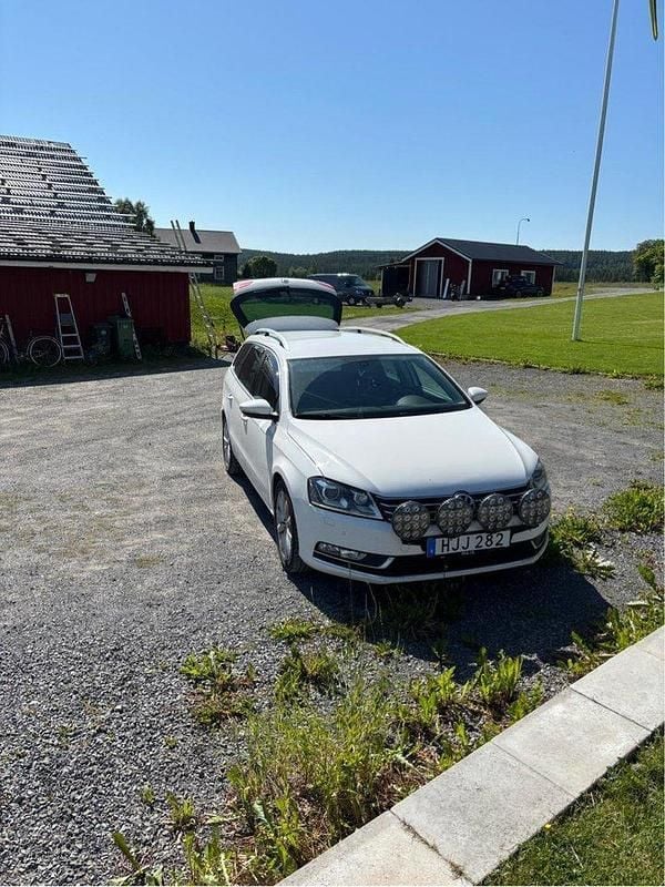 Vit Begagnad 2015 VW Passat Kombi | 75 000 kr (Superpris) - Bild 1/4