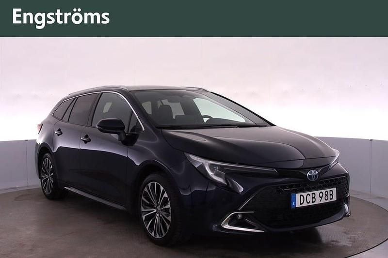 Mörkblå (blå) Begagnad 2024 Toyota Corolla Kombi | 289 000 kr (Marknadspris) - Bild 1/4