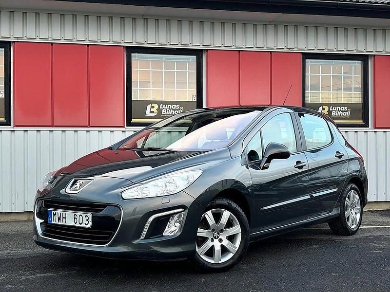 Mörkgrå (grå) Begagnad 2012 Peugeot 308 Halvkombi | 59 900 kr (Marknadspris) - Bild 1/4