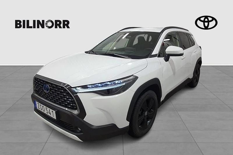 Vit Begagnad 2022 Toyota Corolla Cross Style SUV | 379 900 kr (Lite dyr) - Bild 1/4