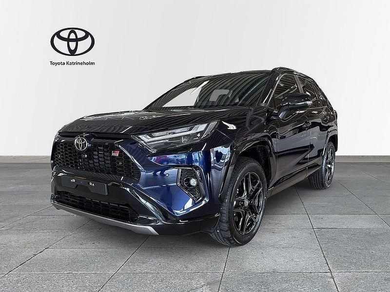 Mörkblå Ny 2025 Toyota RAV4 Hybrid SUV | 505 900 kr (Marknadspris) - Bild 1/4