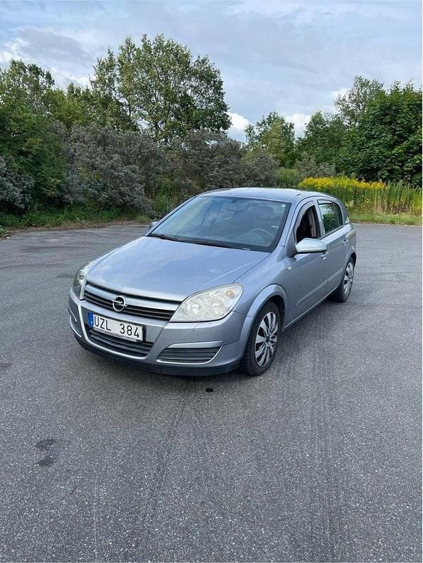 Grå Begagnad 2004 Opel Astra Halvkombi | 20 000 kr (Marknadspris) - Bild 1/4