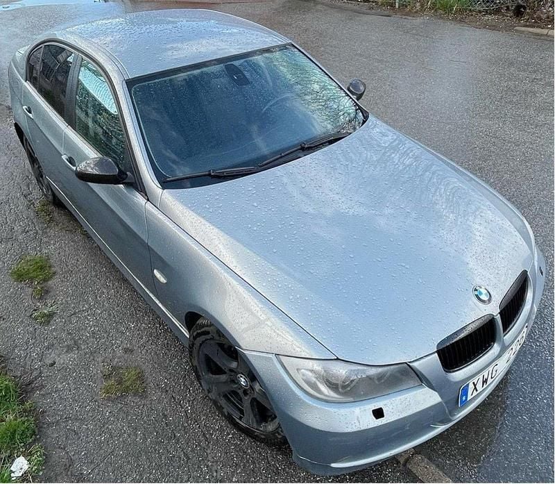 Blå Begagnad 2006 BMW 320 Advantage Sedan | 44 000 kr (Marknadspris) - Bild 1/4