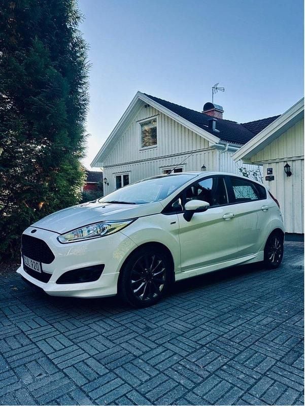 Vit Begagnad 2017 Ford Fiesta ST-Line Halvkombi | 99 000 kr (Bra pris) - Bild 1/4