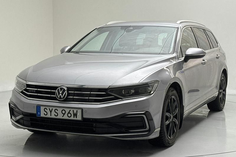 Silver Begagnad 2021 VW Passat GTE | 209 000 kr (Marknadspris) - Bild 1/4
