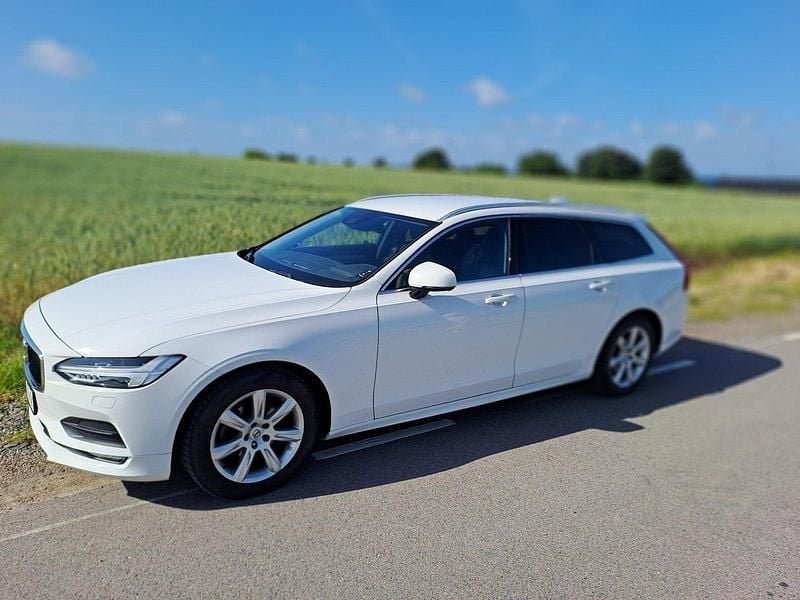 Vit Begagnad 2019 Volvo V90 Momentum Kombi | 235 000 kr (Bra pris) - Bild 1/4