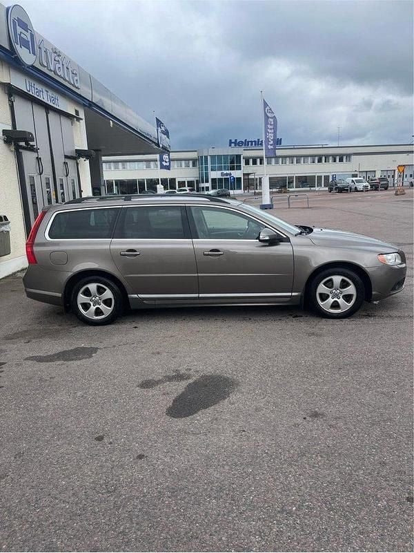 Grå Begagnad 2009 Volvo V70 Momentum Kombi | 63 000 kr (Marknadspris) - Bild 1/4