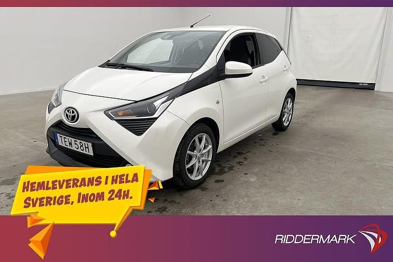 Vit Begagnad 2021 Toyota Aygo X-play Halvkombi | 144 800 kr (Marknadspris) - Bild 1/3