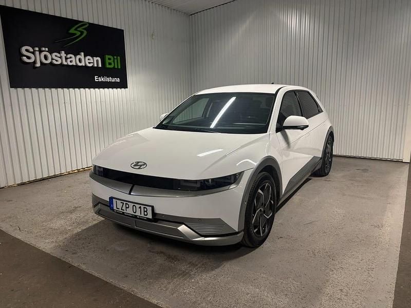 Vit Begagnad 2021 Hyundai Ioniq 5 Advanced SUV | 309 900 kr (Bra pris) - Bild 1/4