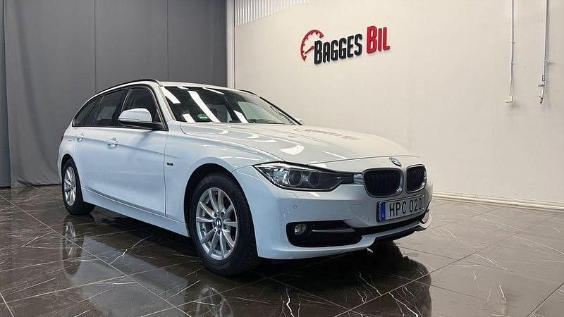 Vit Begagnad 2014 BMW 318 Kombi | 135 900 kr (Marknadspris) - Bild 1/4