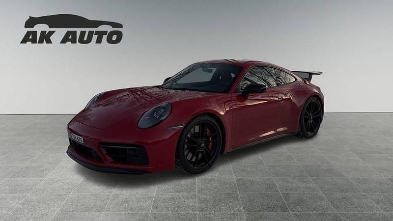 Röd (carmine red) Begagnad 2024 Porsche 911 Carrera 4 GTS Sportkupé | 1 699 000 kr (Marknadspris) - Bild 1/4