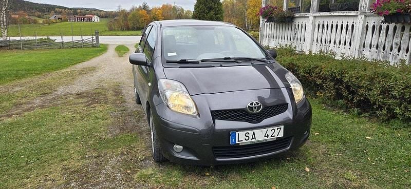 Grå Begagnad 2011 Toyota Yaris Halvkombi | 35 000 kr (Superpris) - Bild 1/4