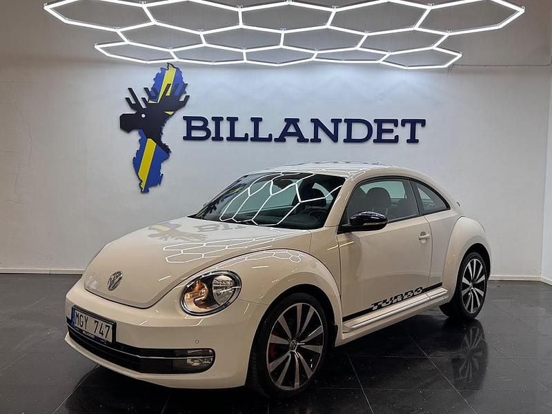 Vit Begagnad 2011 VW Beetle GT Halvkombi | 89 900 kr (Marknadspris) - Bild 1/4