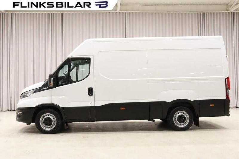 Vit Begagnad 2023 Iveco Daily Van | 378 750 kr (Superpris) - Bild 1/4