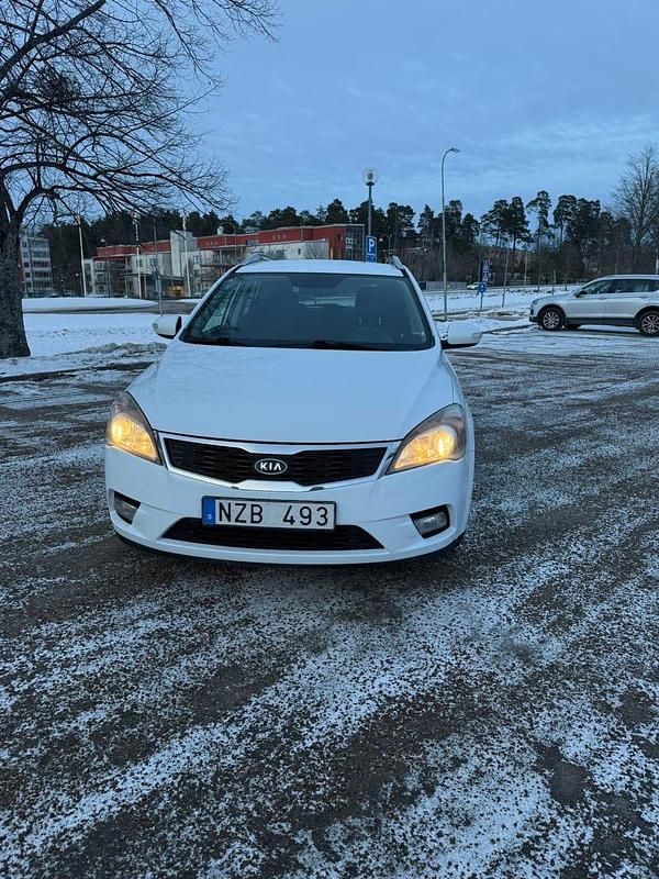 Begagnad Kia Ceed Sportswagon 115 HK (84 kW) 2010 Vit Kombi