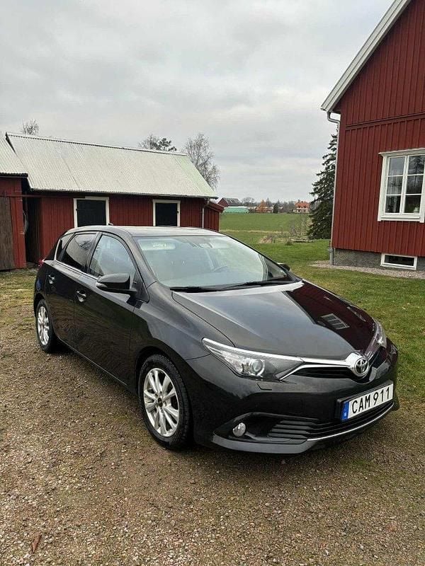 Svart Begagnad 2015 Toyota Auris Active Halvkombi | 98 000 kr (Marknadspris) - Bild 1/4
