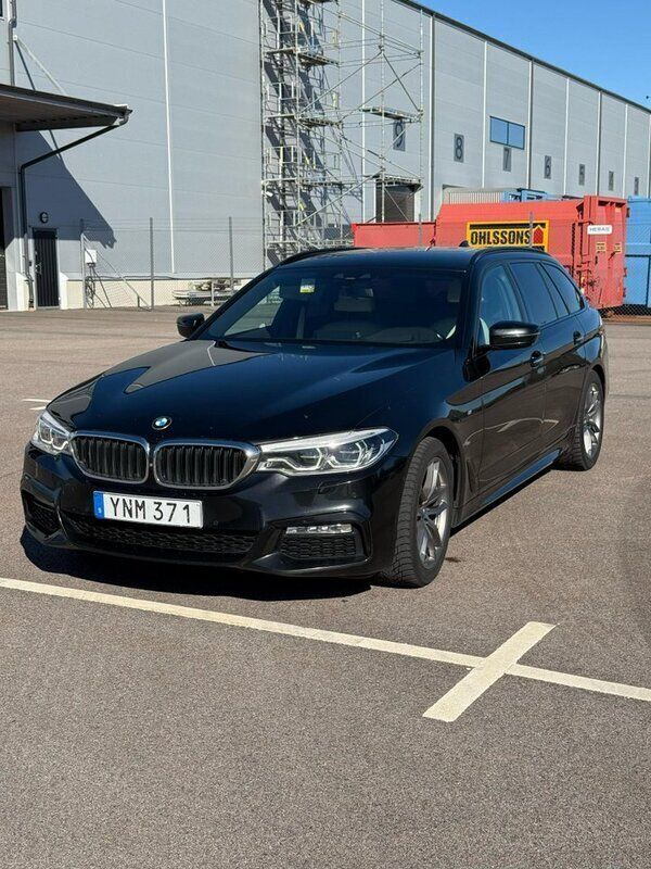 Svart Begagnad 2018 BMW 520 M Sport Kombi | 290 000 kr (Marknadspris) - Bild 1/4
