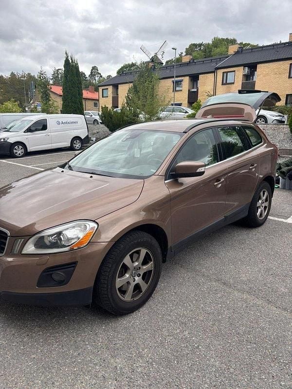 Brun Begagnad 2010 Volvo XC60 Momentum SUV | 90 000 kr (Bra pris) - Bild 1/4