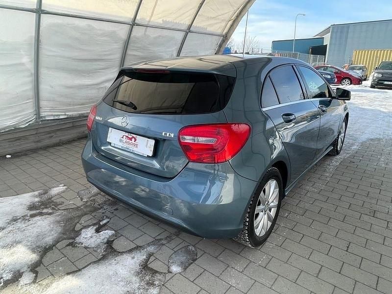 Begagnad Mercedes A180 Style 109 HK (80 kW) 2013 Ljusblå Halvkombi