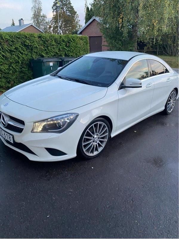 Vit Begagnad 2015 Mercedes CLA200 Sportkupé | 139 000 kr (Bra pris) - Bild 1/4