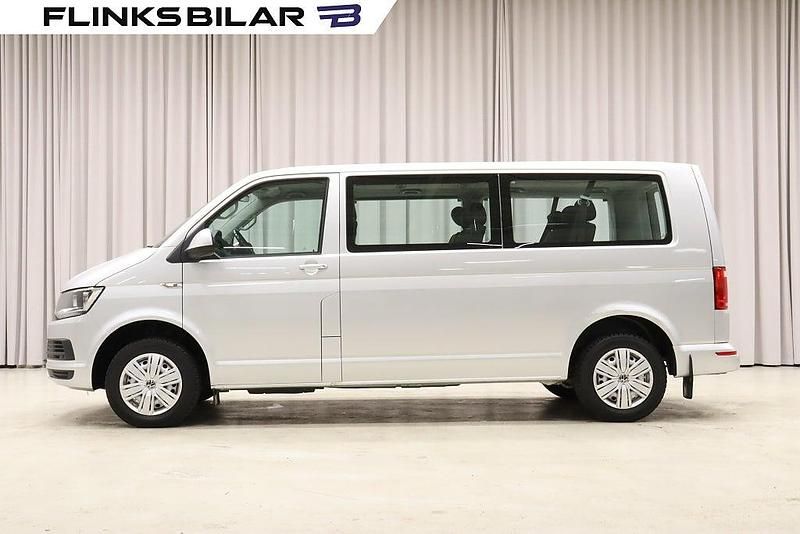Reflexsilver metallic Begagnad 2017 VW Caravelle Minibuss | 319 900 kr (Bra pris) - Bild 1/4