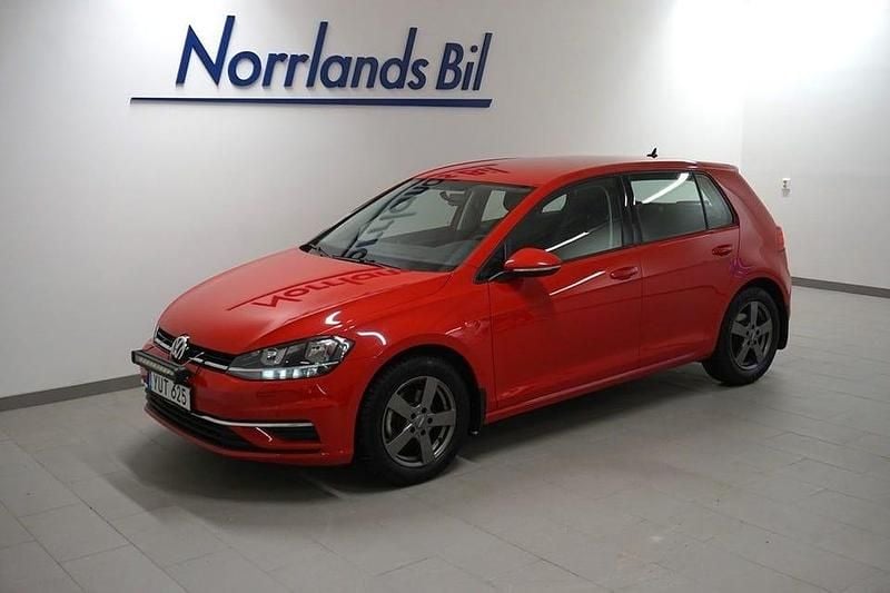 Tornado red Begagnad 2018 VW Golf VII Halvkombi | 189 900 kr (Lite dyr) - Bild 1/4