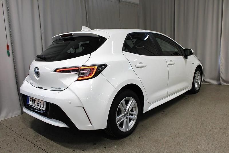 Begagnad Toyota Corolla Hybrid Active 123 HK (90 kW) 2019 Vit Halvkombi