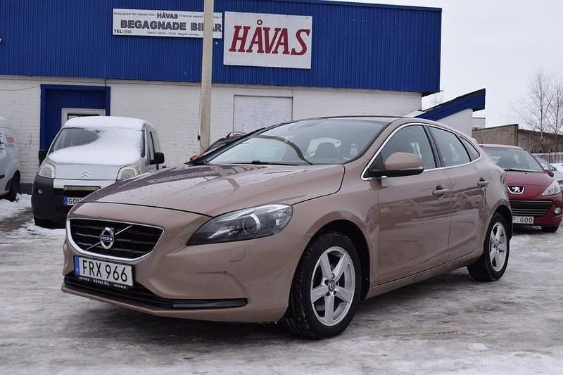 Begagnad Volvo V40 Momentum 150 HK (110 kW) 2016 Brun