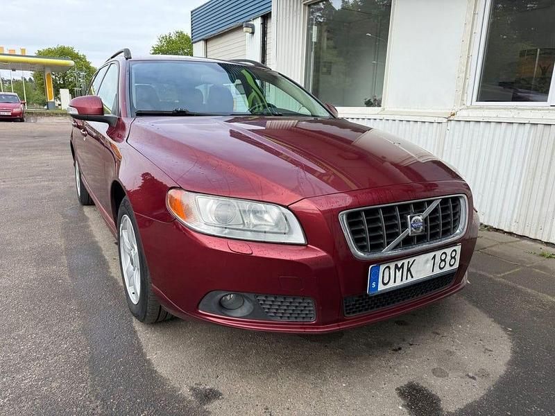 Begagnad Volvo V70 Momentum 136 HK (100 kW) 2008 Röd Kombi