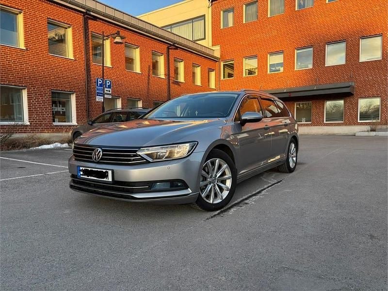 Silver Begagnad 2016 VW Passat | 148 900 kr (Lite dyr) - Bild 1/4