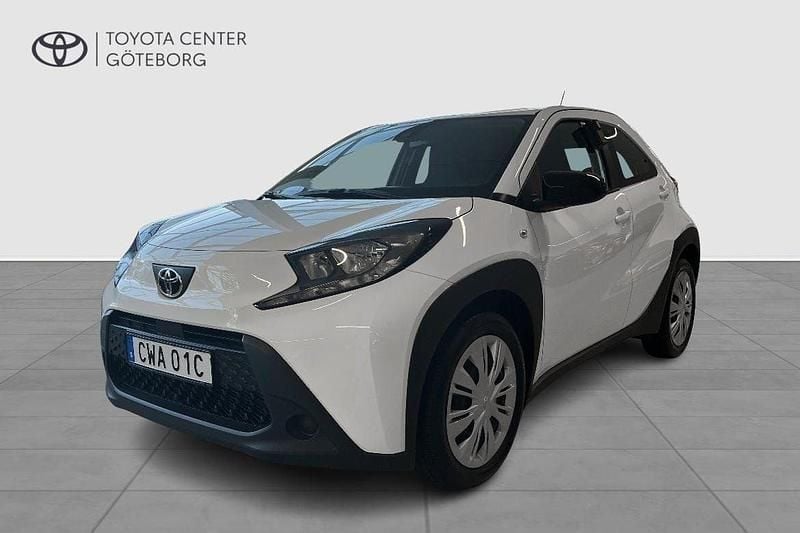 Vit Begagnad 2022 Toyota Aygo Play Halvkombi | 159 900 kr (Marknadspris) - Bild 1/3
